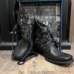 John Fluevog: I BELIEVE HIGH EMMYLOU
Western Lace-up Boot - Size 7.5M